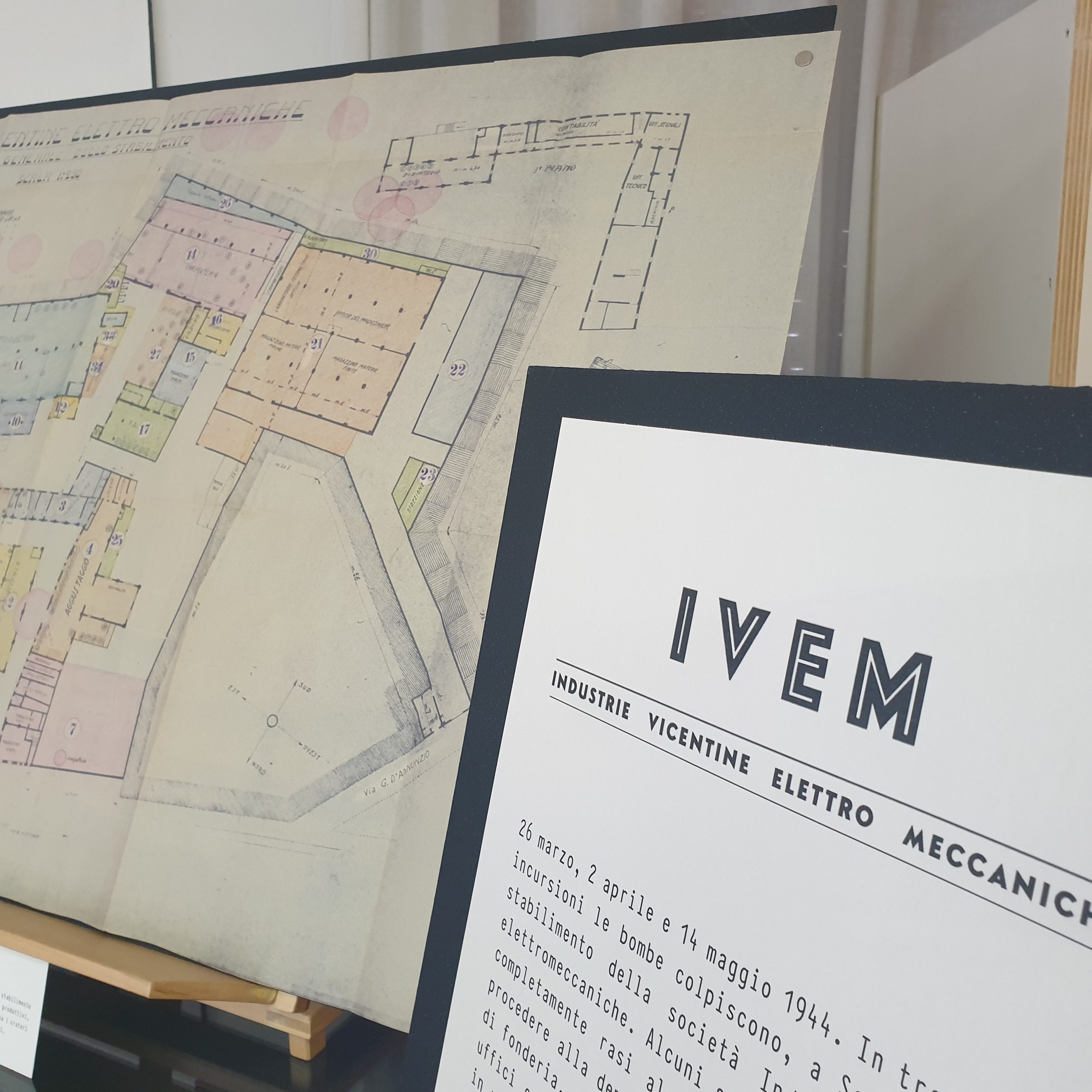 Foto dell'esposizione di planimetria e didascalia della ditta Ivem a Vicenza